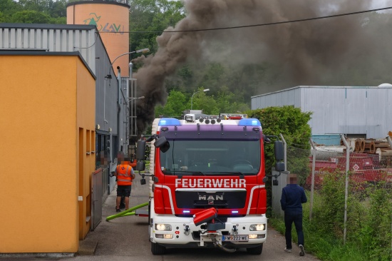 Brand bei einem Abfallverwertungsunternehmen in Wels-Pernau sorgt f�r Einsatz der Feuerwehr