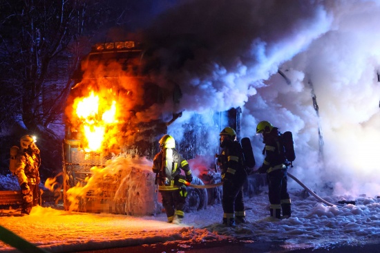 LKW in Vollbrand: Sechs Feuerwehren auf Innkreisautobahn in Pichl bei Wels im Einsatz