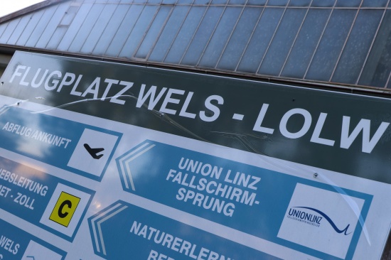 Schwer verletzt: Fallschirmspringer bei Landung am Flugplatz in Wels-Neustadt abgest�rzt