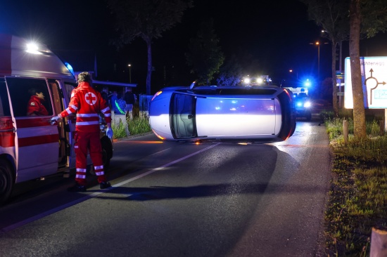 Fahrman�ver misslungen: Auto nach Ausfahrt aus Kreisverkehr in Wels-Lichtenegg umgest�rzt