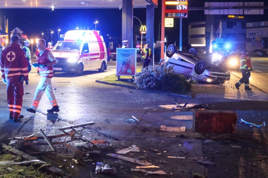 Schwerer Verkehrsunfall: Heftiger Autoberschlag in Wels-Lichtenegg fordert zwei Schwerverletzte