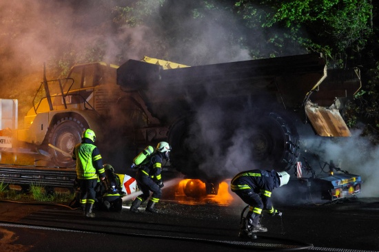 Sechs Feuerwehren bei Brand eines LKW-Tiefladers auf Innkreisautobahn in Pichl bei Wels im Einsatz