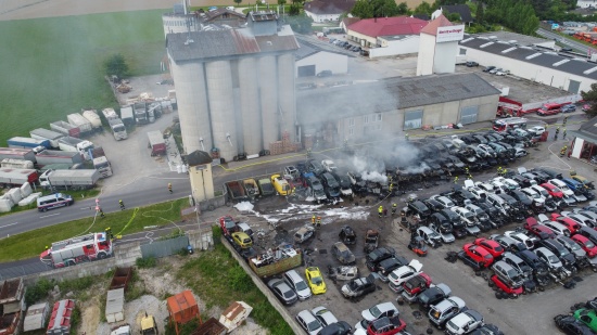 48 Autos in Flammen: Drei Feuerwehren bei Brand bei Autoverwertungsunternehmen in Dietach im Einsatz
