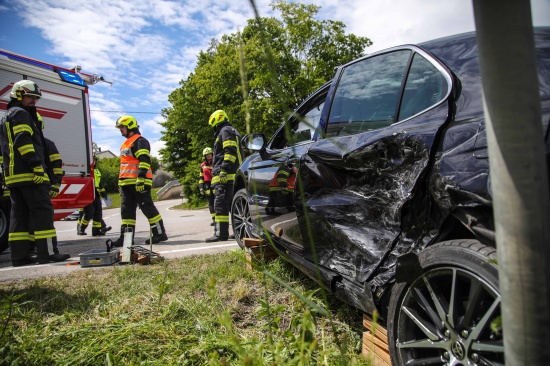 Heftiger Kreuzungscrash auf Innviertler Strae bei Krenglbach fordert eine verletzte Person