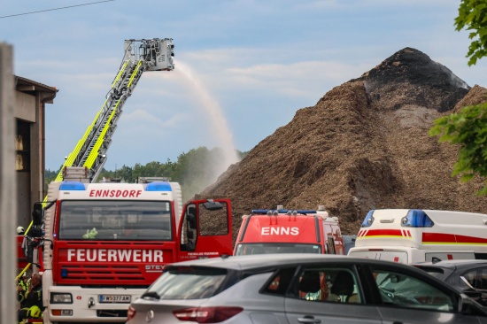 Brand im Au�enbereich eines Entsorgungsunternehmens in Enns sorgte f�r Einsatz zweier Feuerwehren