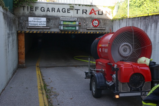 Brand eines PKW in einer Tiefgarage in Traun sorgt f�r gr��eren Einsatz dreier Feuerwehren