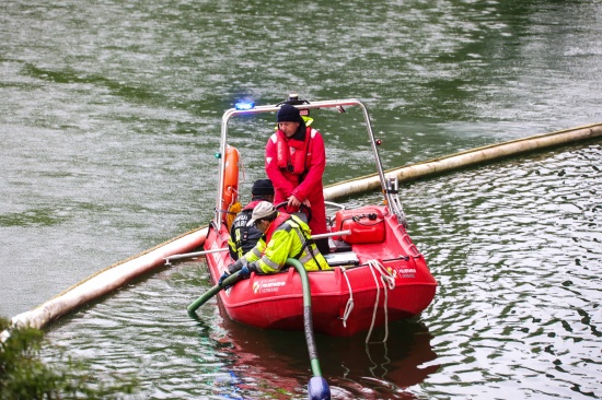 Bootseinsatz der Feuerwehr: l auf der Traun bei Marchtrenk mittels Saugwagen abgesaugt