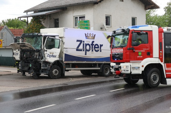 Aufrumarbeiten auf Voralpenstrae: LKW und Biertransporter kollidierten im Ortszentrum von Sattledt