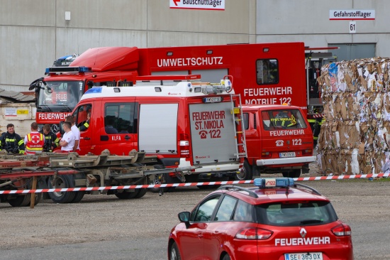Vier Feuerwehren nach Reaktion eines Stoffes bei Entsorgungsunternehmen in Waldneukirchen im Einsatz