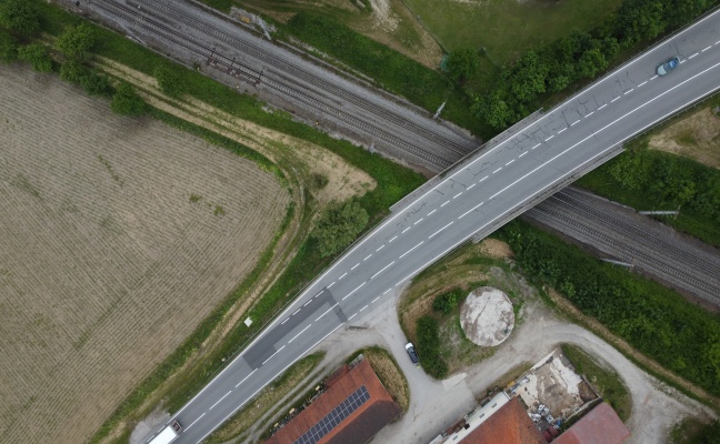 Verkehrsunfall zwischen LKW und Kleinbus auf Innviertler Strae bei Wallern an der Trattnach