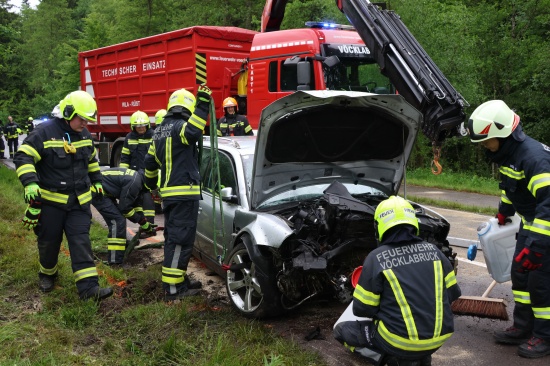 Auto in Seitenlage: Schwerer Verkehrsunfall auf Hausruckstrae bei Pilsbach