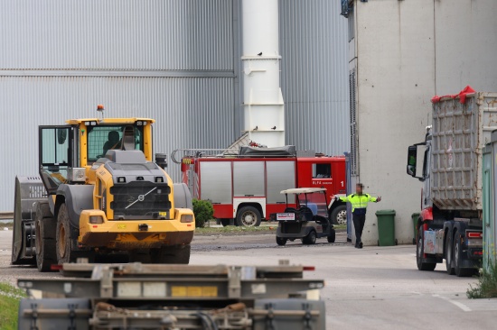 Feuerwehren bei Brand bei einem Abfallentsorgungsunternehmen in Wels-Schafwiesen im Einsatz