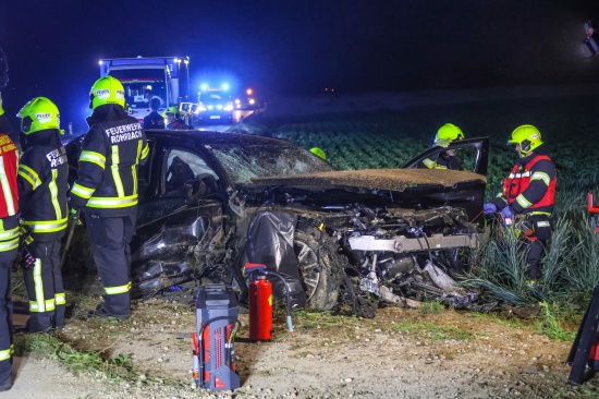 Schwer verletzt: Auto bei Unfall in St. Florian frontal gegen Wasserdurchlass geprallt
