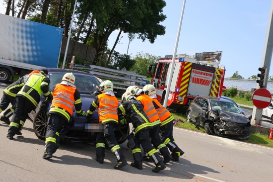Kreuzungscrash zwischen zwei PKW auf Pyhrnpass Strae in Thalheim bei Wels fordert einen Verletzten