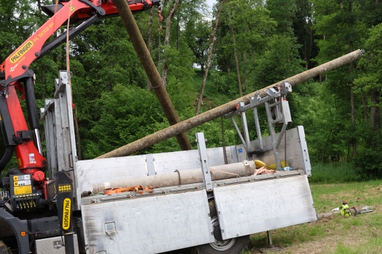 Personenrettung nach Arbeitsunfall beim Abladen von Strommasten in Aichkirchen