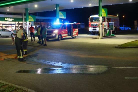 Eberstalzell: Feuerwehr nach Betriebsmittelaustritt aus Kleintransporter im Einsatz