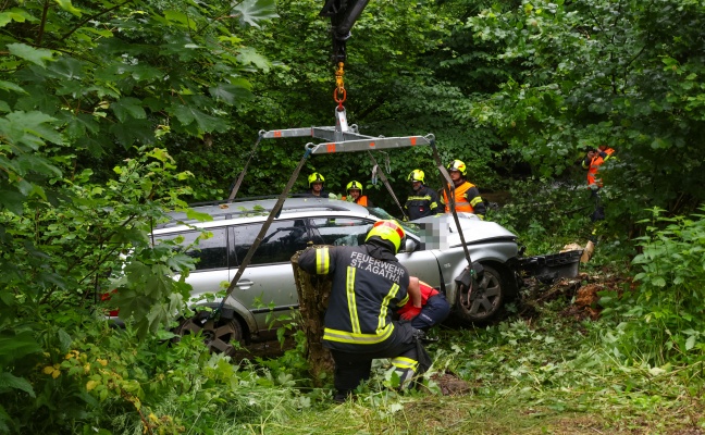 Auto bei St. Agatha von Nibelungenstrae abgekommen und im angrenzenden Bachbett gelandet