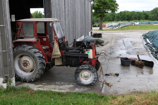 Drei Feuerwehren bei Brand eines Traktors auf einem Bauernhof in Weibern im Einsatz