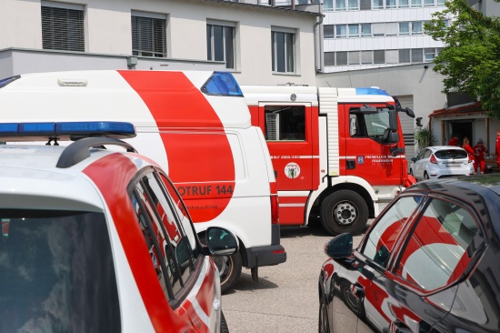 Brandverdacht: Feuerwehr im Gebude eines Rettungsdienstes in Wels-Neustadt im Einsatz