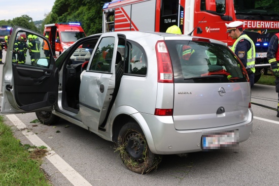 Verkehrsunfall: Auto in Ansfelden von Strae abgekommen und berschlagen