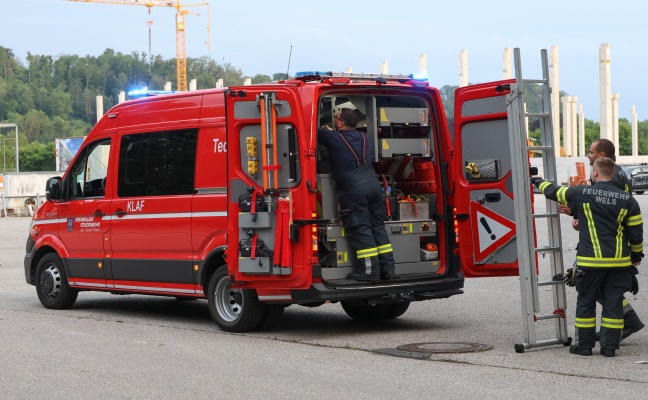 Wels-Lichtenegg: Taucher der Feuerwehr zur Bergung von Kennzeichen aus dem Welser Mhlbach alarmiert