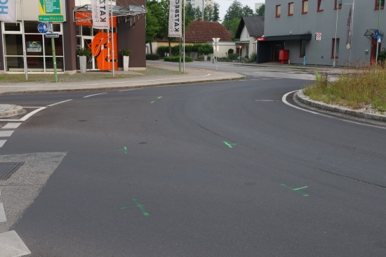 Unfall zwischen Motorrad und PKW in einem Kreisverkehr in Wels-Lichtenegg