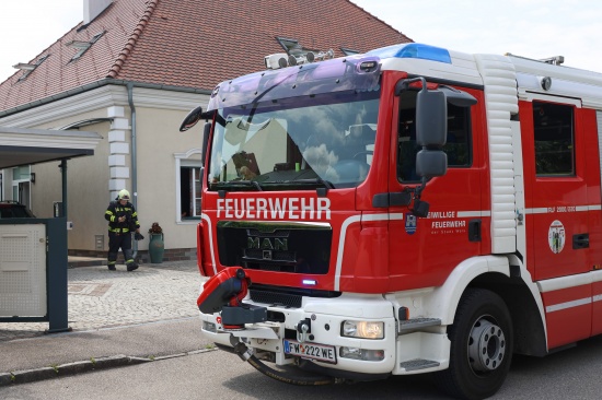 Einsatzkr�fte der Feuerwehr bei Brandnachschau in einem Wohnhaus in Wels-Schafwiesen im Einsatz