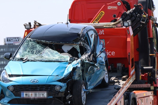 Schwerer Auffahrunfall zwischen PKW und Pritschenwagen auf Wiener Stra�e bei Marchtrenk