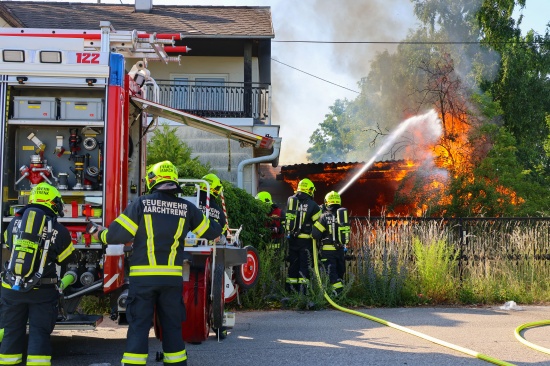 Brand bei Garage: �bergreifen der Flammen auf Wohnhaus in Marchtrenk in letzter Minute verhindert