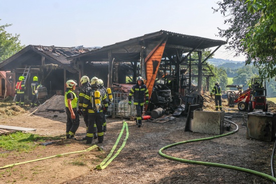 Groeinsatz bei Brand eines Nebengebudes auf einem Bauernhof in Puchkirchen am Trattberg