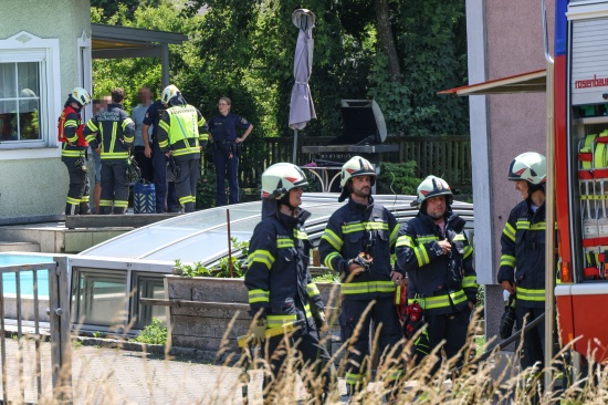 Brand eines Gasgrillers: Feuerwehr im Garten eines Hauses in Holzhausen im Einsatz