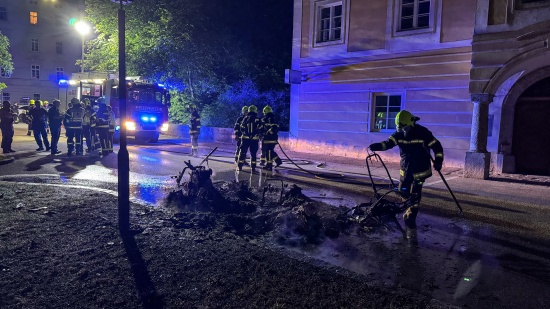 Gerippe blieb brig: Leichtfahrzeug in Steyr-Innere Stadt in Vollbrand