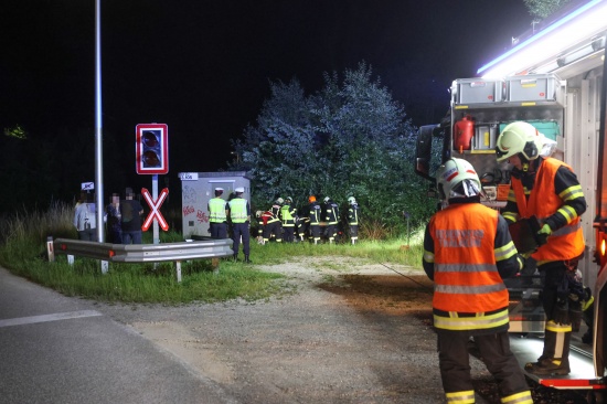 Auto steckte hinter Bahnbergang in Thalheim bei Wels in Bumen und Struchern fest