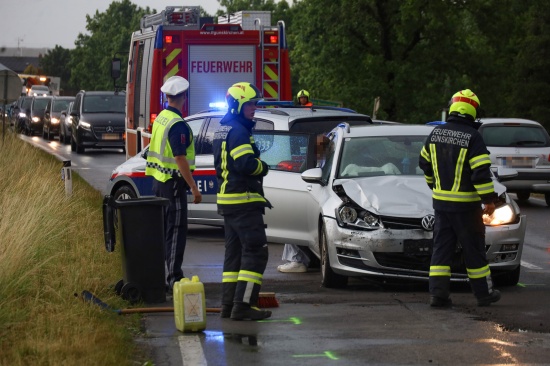 Aufrumarbeiten nach Auffahrunfall mit drei Fahrzeugen auf Wiener Strae bei Gunskirchen