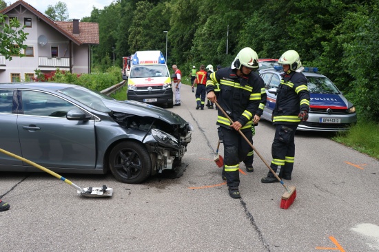 Kollision zweier PKW in einem Kreuzungsbereich in Thalheim bei Wels fordert eine verletzte Person