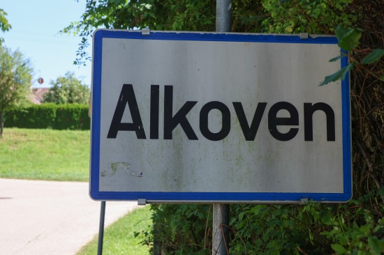 Alkoven: Amtsbekannter Mann nach Drohung mit Messer festgenommen