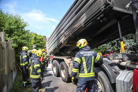 Kleinbrand an einem Schotter-LKW in Kirchberg-Thening rasch gelscht
