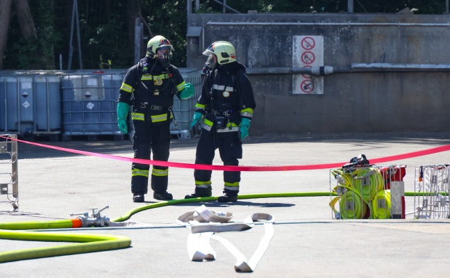 Chemische Reaktion sorgte fr Einsatz der Feuerwehr bei Entsorgungsunternehmen Wels-Pernau