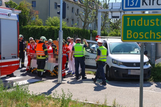 Personenrettung nach Kreuzungscrash zweier Kleintransporter in Wels-Pernau