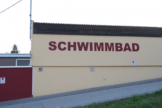 Notarzthubschrauber bei Versorgung einer verletzten Person im Freibad in Offenhausen im Einsatz