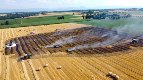 Brand einer Rundballenpresse samt Stoppelfeld in Steinhaus sorgt f�r Einsatz