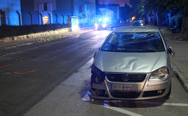 N�chtlicher Verkehrsunfall mit �berschlagenem Auto in Ried im Innkreis