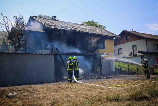 Brand eines Carports in Pischelsdorf am Engelbach griff auf Wohnhaus �ber