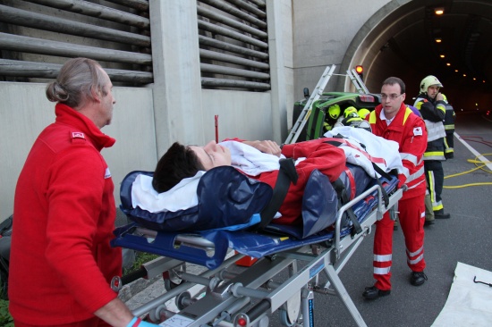 Tunnelbung der Einsatzkrfte von Feuerwehr und Rotem Kreuz in Grnburg