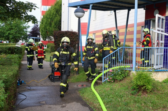 Vier Feuerwehren bei Brand in einer Wohnung eines Mehrparteienwohnhauses in Leonding im Einsatz