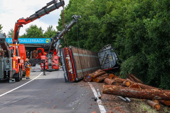 Lenker verletzt: Holztransporter auf Wallerner Stra�e bei Wallern an der Trattnach umgest�rzt