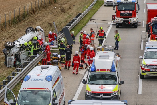Schwer eingeklemmt: Schwierige Rettungsaktion bei Unfall auf Westautobahn in Eggendorf im Traunkreis