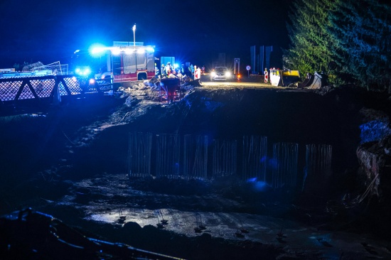 Absicherung fehlte: Auto auf Innviertler Stra�e bei Schl��lberg beinahe in Baugrube gest�rzt
