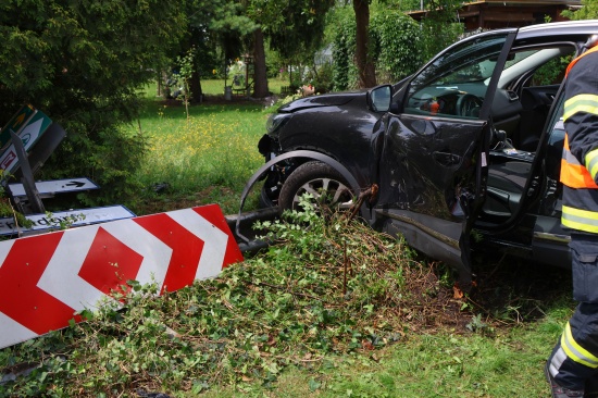 Personenrettung: Autolenker nach medizinischem Notfall mit PKW in einem Garten in Traun gelandet