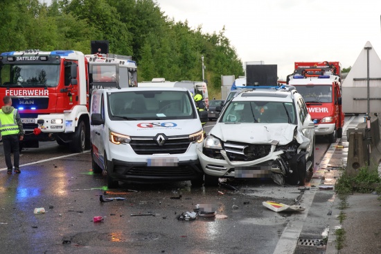 Vier Fahrzeuge in schweren Crash auf der Innkreisautobahn bei Steinhaus verwickelt